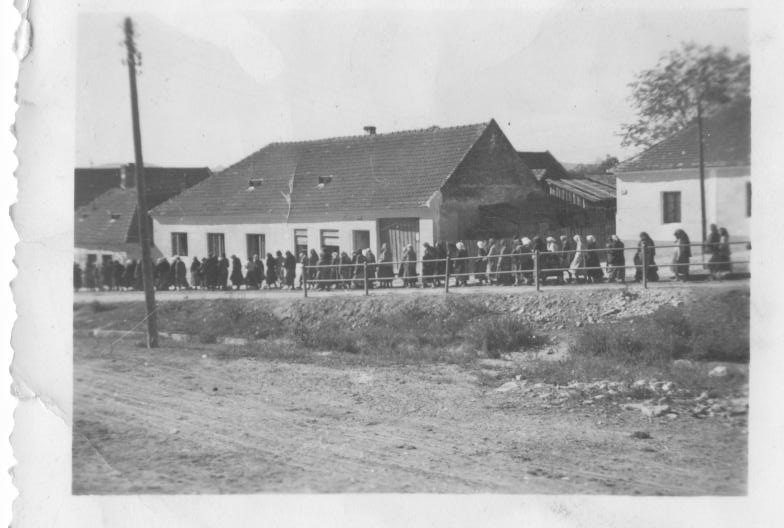 Frauen bei der Zwangsarbeit